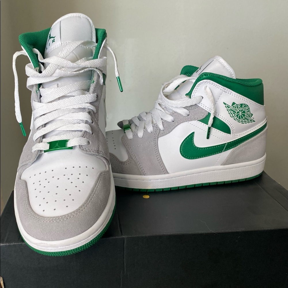 Air Jordan 1 Mid SE - White/Pine Green LT Smoke Gray 9.5 US